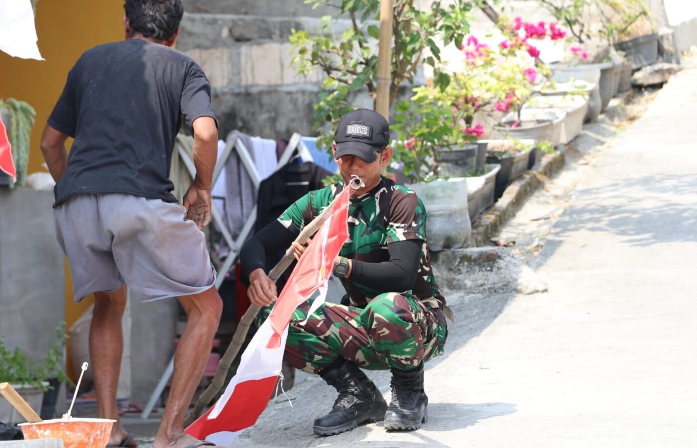 Kolaborasi Sertu Aston dan Warga Desa Tlemang Siapkan Sambut HUT RI