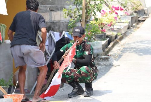Kolaborasi Sertu Aston dan Warga Desa Tlemang Siapkan Sambut HUT RI