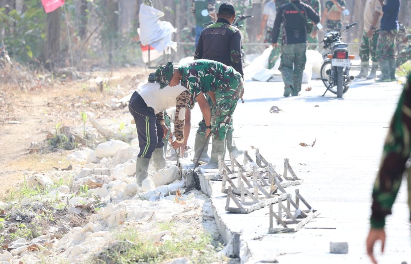 Kegiatan Harian Satgas TMMD 129, Momen Menarik saat Pembongkaran Begisting di Desa Tlemang