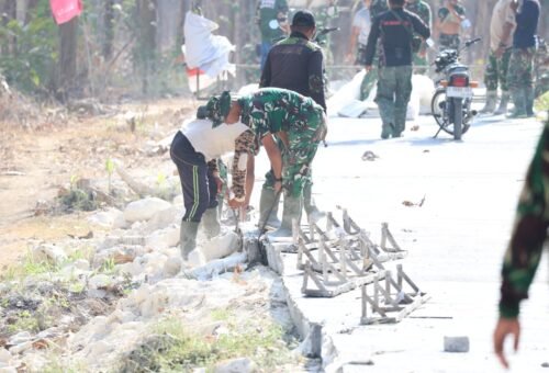Kegiatan Harian Satgas TMMD 129, Momen Menarik saat Pembongkaran Begisting di Desa Tlemang