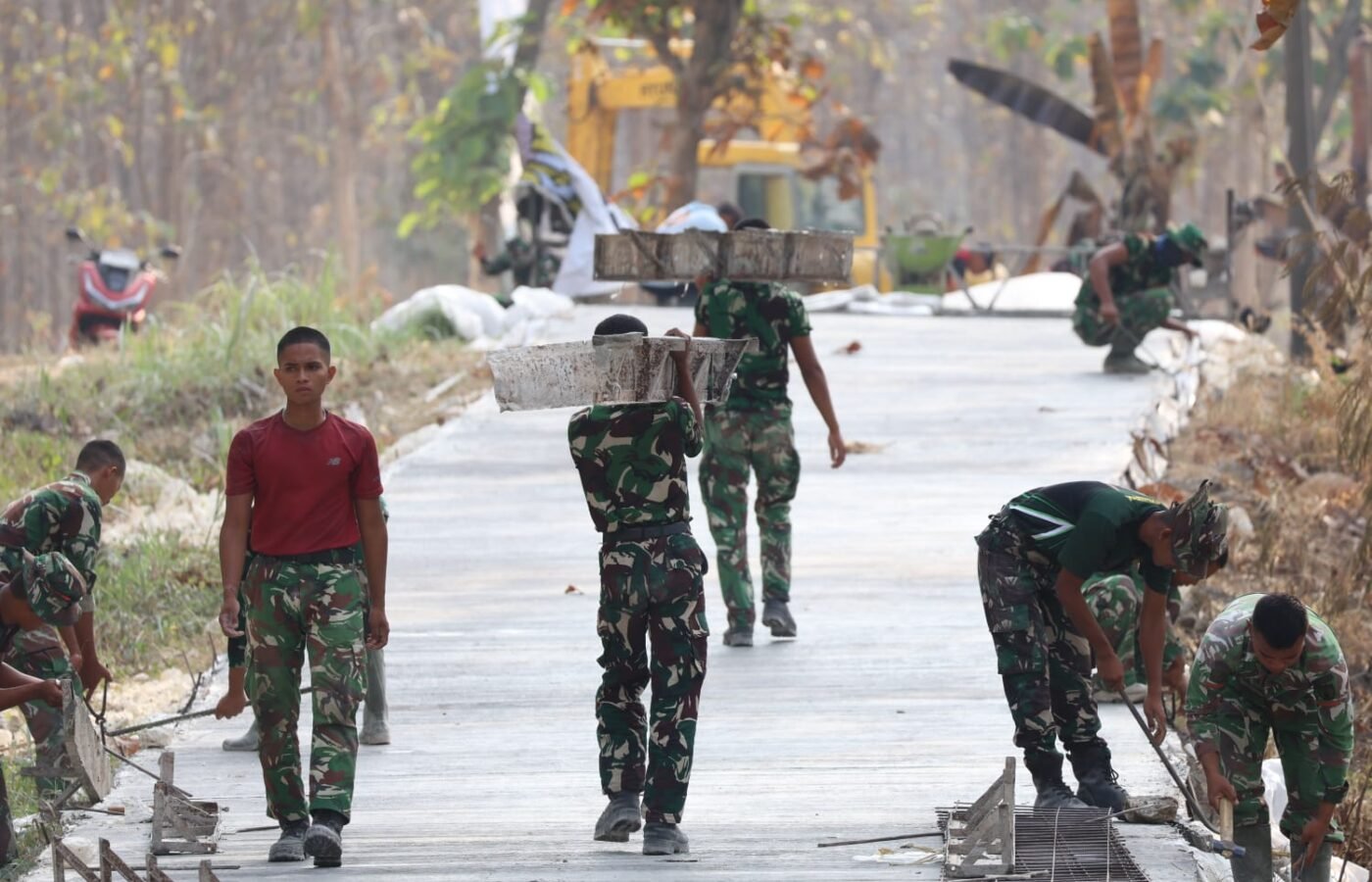 Awal Pagi yang Sibuk, Satgas TMMD 129 Siapkan Cetakan Beton di Desa Tlemang