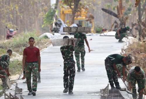 Awal Pagi yang Sibuk, Satgas TMMD 129 Siapkan Cetakan Beton di Desa Tlemang
