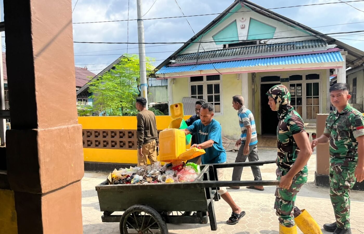Aksi Bersama Satgas TMMD dan Warga Bersihkan Sampah di Desa Umbele