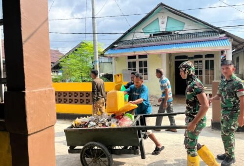 Aksi Bersama Satgas TMMD dan Warga Bersihkan Sampah di Desa Umbele