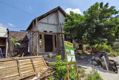 Harapan baru Muhammad Saiful: Selesainya Pemasangan Atap Rumah Impian di Desa Tlemang