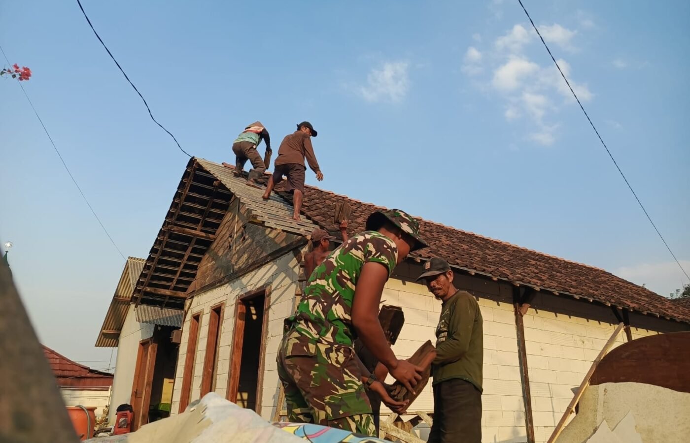 Pemulihan Hunian di Desa Tlemang, Satgas TMMD 129 Awal Pembongkaran Atap Tidak Layak