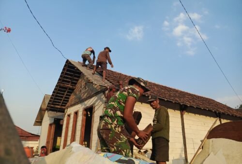 Pemulihan Hunian di Desa Tlemang, Satgas TMMD 129 Awal Pembongkaran Atap Tidak Layak