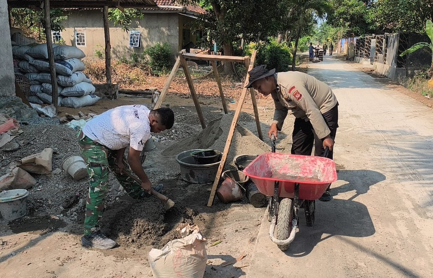 Sinergi TNI-Polri dan Warga, Sukseskan TMMD ke-129 di Desa Luwung Kencana