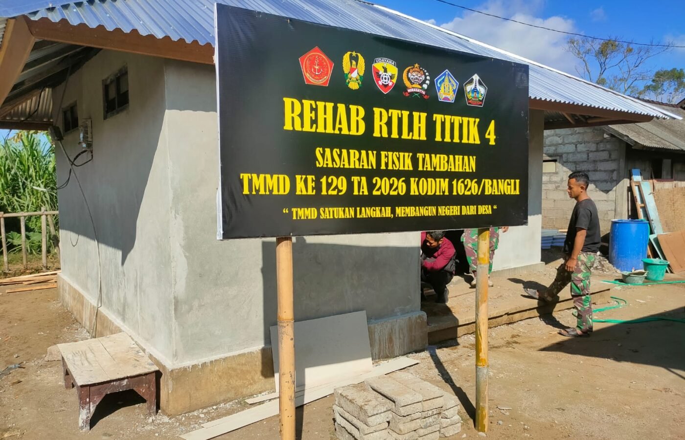 Pemasangan Keramik RTLH Ibu Nengah Madri oleh Satgas TMMD Ke-129 Mendapatkan Kemajuan