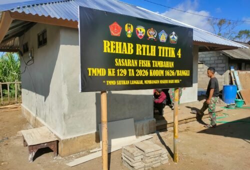 Pemasangan Keramik RTLH Ibu Nengah Madri oleh Satgas TMMD Ke-129 Mendapatkan Kemajuan