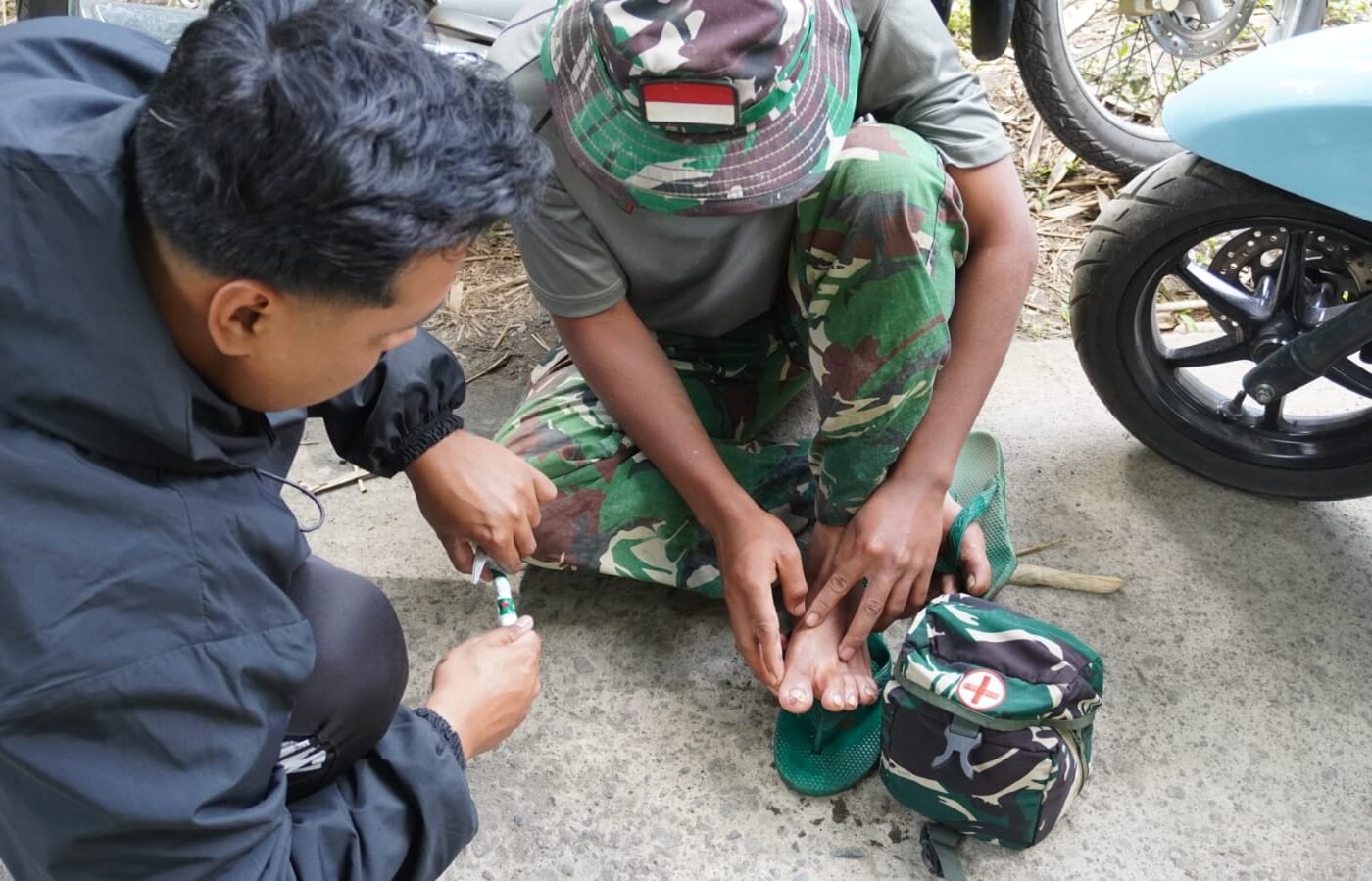 Penanganan Medis Anggota Satgas TMMD Ke-129 Bangli yang Mengalami Luka