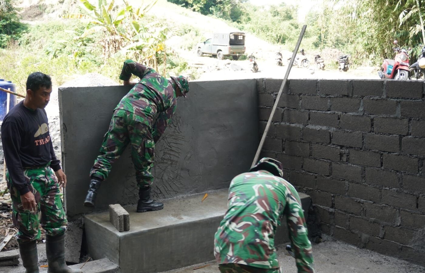 Proses Penyempurnaan Dinding Bak Mandi TMMD Ke-129 Kodim 1626/Bangli
