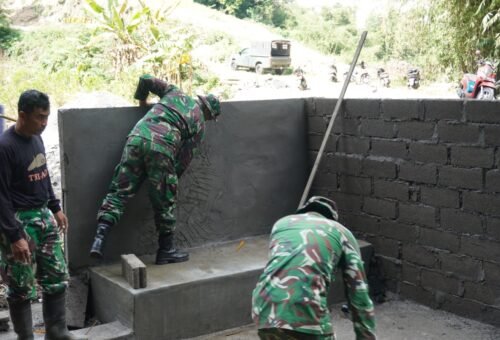 Proses Penyempurnaan Dinding Bak Mandi TMMD Ke-129 Kodim 1626/Bangli