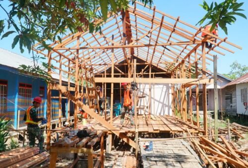 Pemasangan Reng RTLH Ibu Rini di Desa Bandaraya Dilanjutkan oleh Satgas TMMD Ke-129