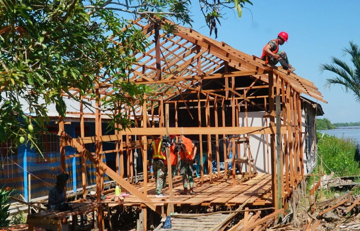 Progres Pesat Pembangunan RTLH Ibu Rini di Kapuas, Satgas TMMD Ke-129 Fokus Pada Pemasangan Reng