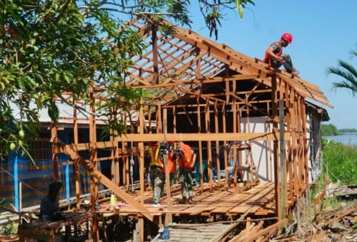 Progres Pesat Pembangunan RTLH Ibu Rini di Kapuas, Satgas TMMD Ke-129 Fokus Pada Pemasangan Reng