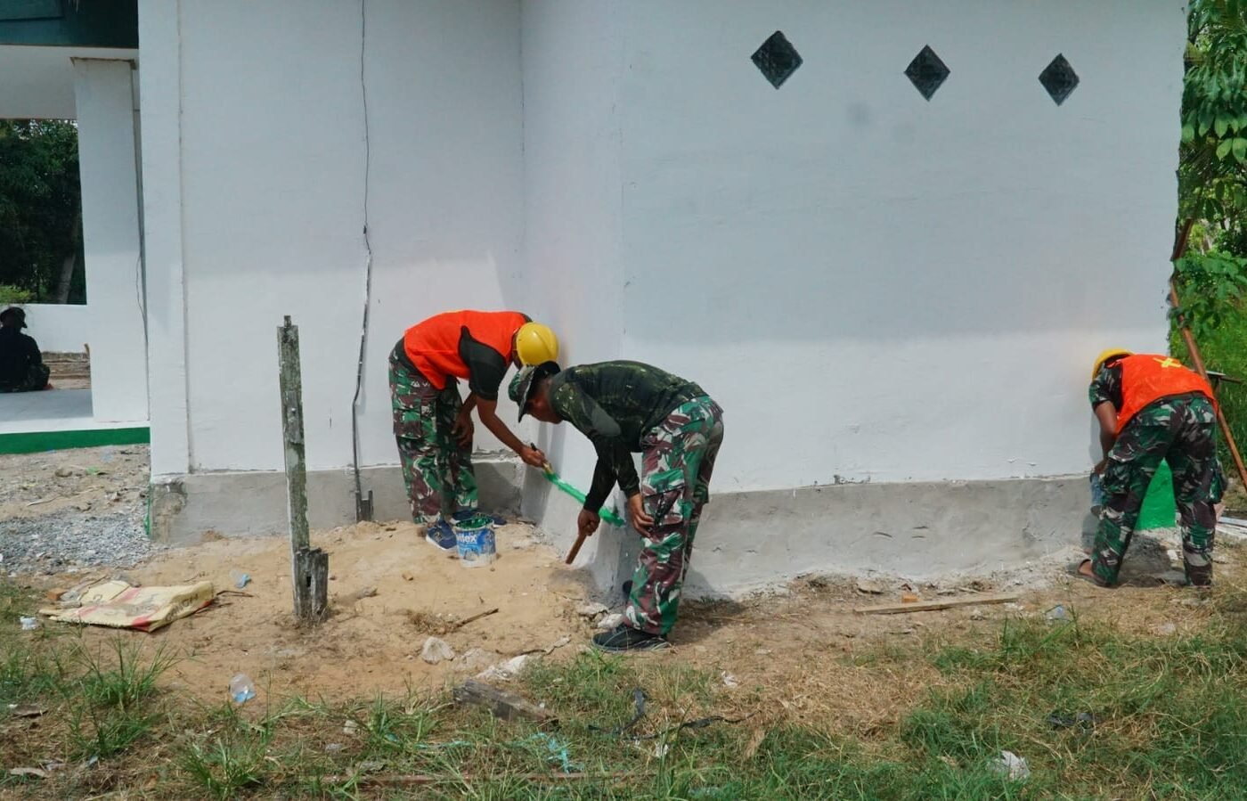 Penyelesaian Proyek Musholla Darul Iman, Satgas TMMD Fokus pada Pengecatan