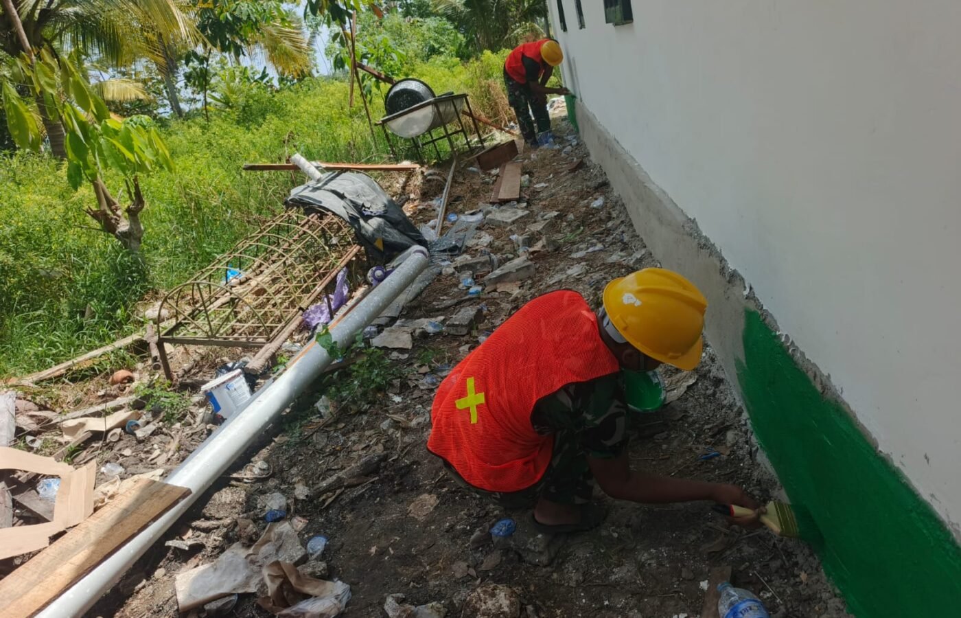 Peningkatan Estetika Musholla Darul Iman Oleh Satgas TMMD Ke-129