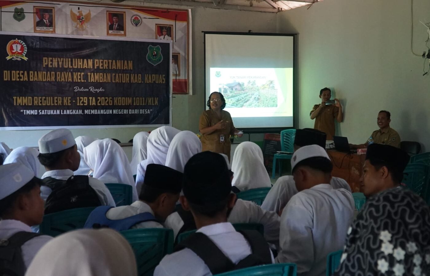 Sinergi TNI dan Masyarakat Diperkuat Melalui Penyuluhan Pertanian TMMD Ke-129