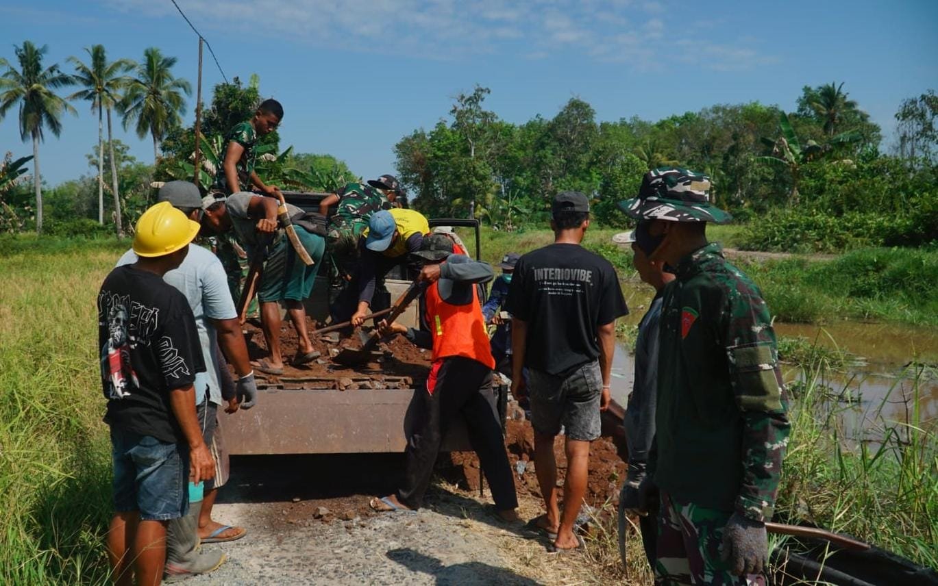 Kolaborasi TNI dan Masyarakat Sukses Rampungkan Proyek Jalan TMMD Ke-129