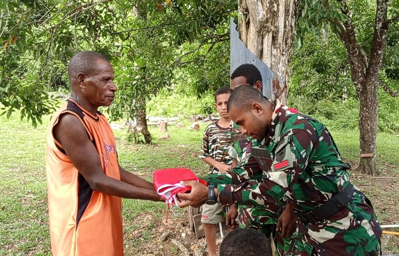 Kampung Sesor Rayakan HUT RI dengan Pemasangan Bendera Merah Putih