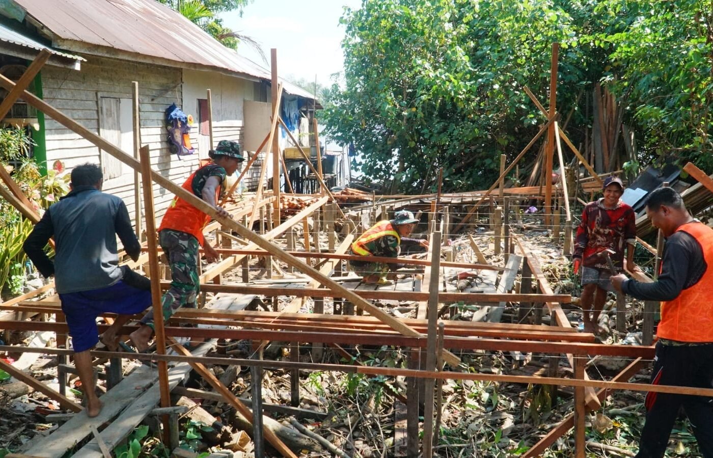 Pemasangan Kerangka Lantai RTLH TMMD Ke-129 Dimulai