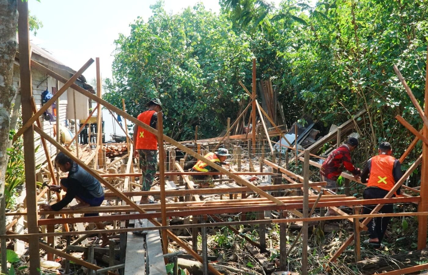 Kebersamaan Warga dan TNI dalam Pemasangan Lantai RTLH Program TMMD Ke-129