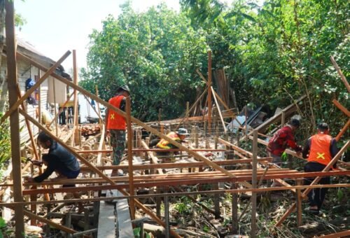 Kebersamaan Warga dan TNI dalam Pemasangan Lantai RTLH Program TMMD Ke-129