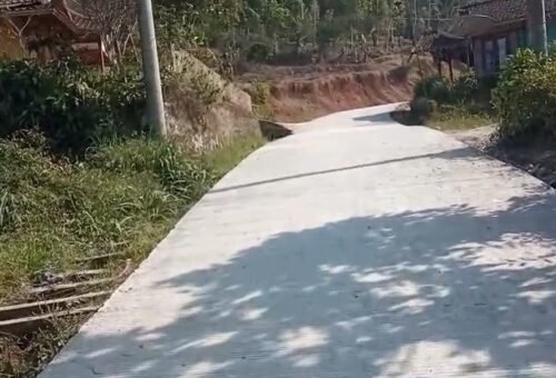 Selesaikan Proyek Jalan Beton, Warga Desa Mekarmukti Nikmati Akses Lebih Baik