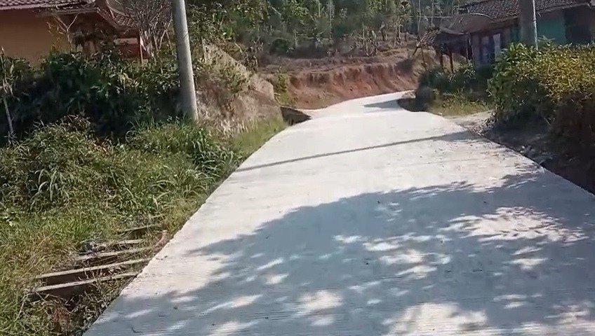 Selesaikan Proyek Jalan Beton, Warga Desa Mekarmukti Nikmati Akses Lebih Baik