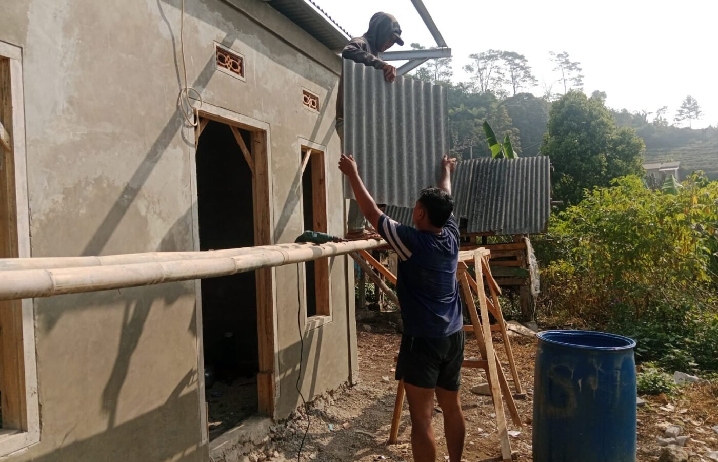 Pemasangan Atap Asbes oleh Satgas TMMD ke-129 di Cianjur Rampung