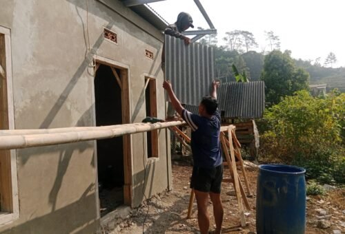 Pemasangan Atap Asbes oleh Satgas TMMD ke-129 di Cianjur Rampung