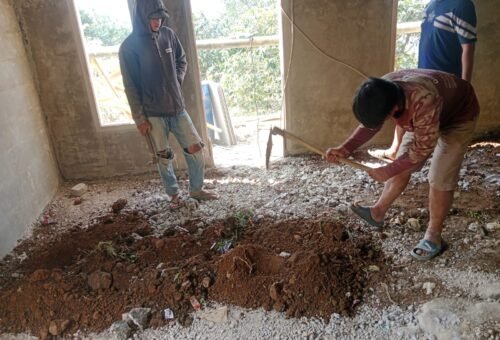 Keramik Diterapkan di Rumah Bapak Angga, TMMD Tingkatkan Kenyamanan Hunian
