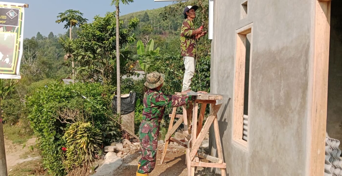 Kegiatan Rehabilitasi Rumah di Desa Mekarmukti oleh Satgas TMMD Ke-129