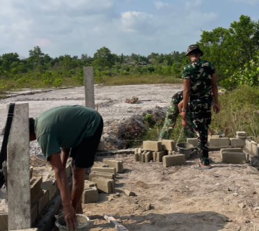 Pembangunan Pos Kamling oleh Satgas TMMD Ke-129 Kodim 0413/Bangka Meningkatkan Keamanan di Desa Deniang