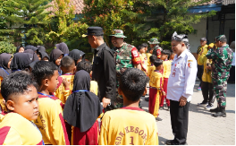 Sambutan Hangat Satgas TMMD 129 di Bojonegoro, Siswa SDN Kesongo Antusias Menyambut Prajurit TNI