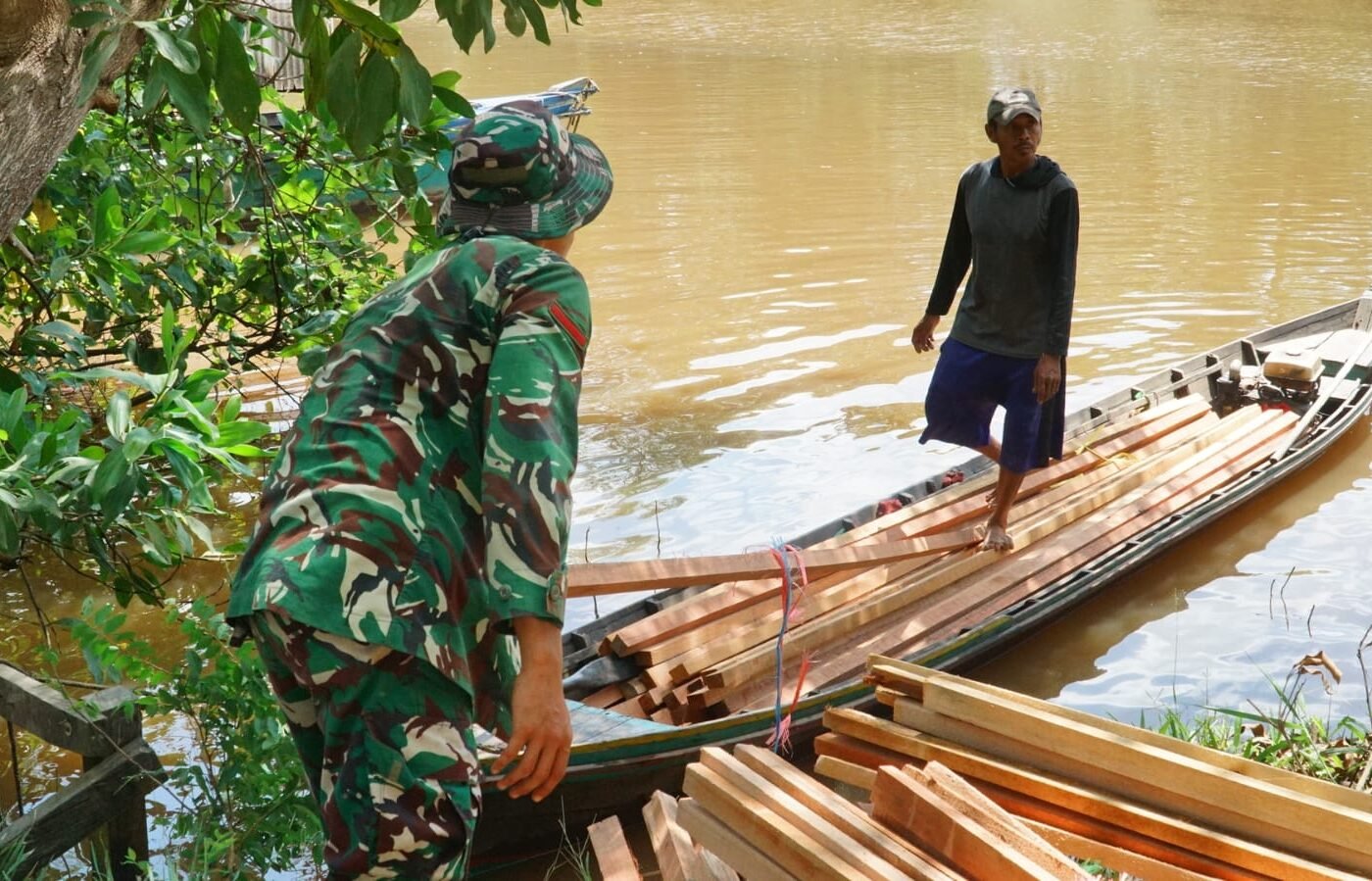 Optimalisasi Jalur Air untuk Distribusi Material oleh Satgas TMMD Ke-129