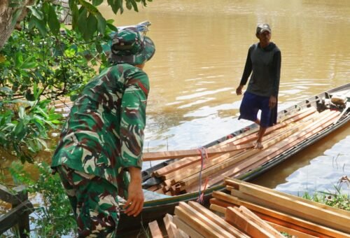 Optimalisasi Jalur Air untuk Distribusi Material oleh Satgas TMMD Ke-129