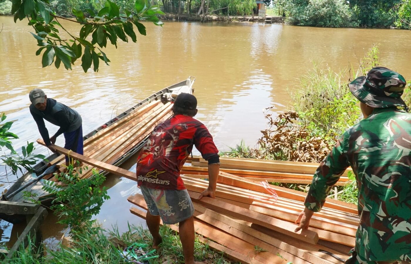 Pengangkutan Material Kayu Melalui Sungai Dukung Pembangunan TMMD Ke-129 di Bandaraya