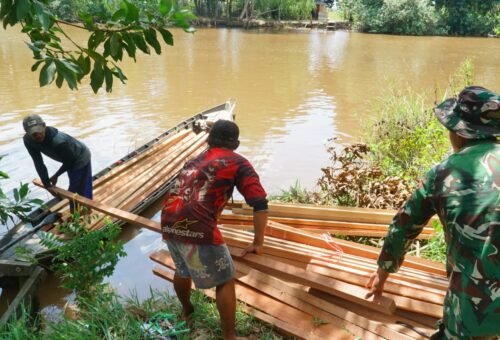 Pengangkutan Material Kayu Melalui Sungai Dukung Pembangunan TMMD Ke-129 di Bandaraya