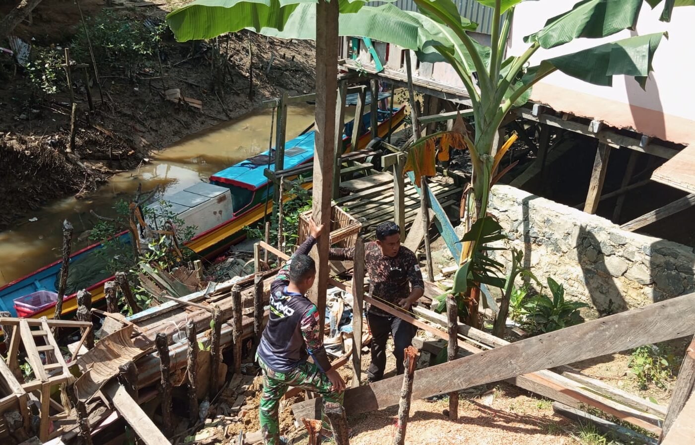 Upaya Penguatan Infrastruktur, Satgas TMMD Ke-129 Kodim 0911/Nunukan Bangun Siring Penahan Tanah yang Tangguh