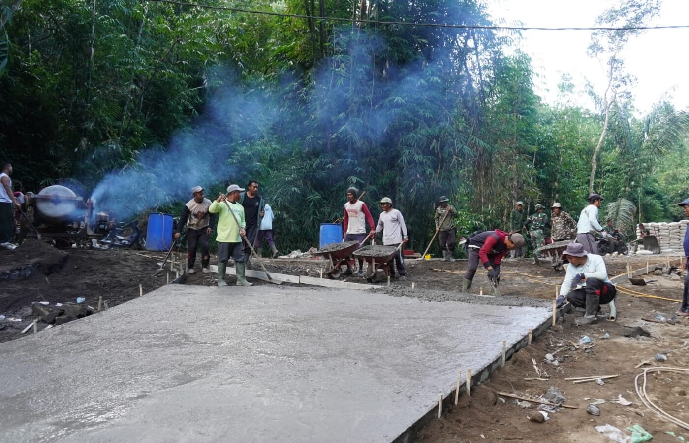 Kerjasama TNI dan Masyarakat Percepat Proyek Rabat Beton TMMD Ke-129