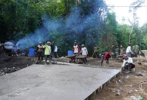 Kerjasama TNI dan Masyarakat Percepat Proyek Rabat Beton TMMD Ke-129