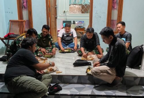 Kedekatan Harmonis, Satgas TMMD 129 dan Pemuda Desa Tlemang Berinteraksi di Teras Rumah Warga
