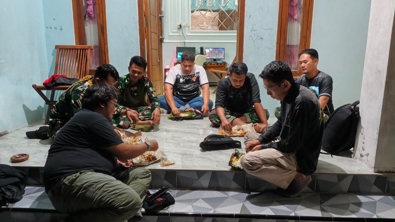 Kedekatan Harmonis, Satgas TMMD 129 dan Pemuda Desa Tlemang Berinteraksi di Teras Rumah Warga