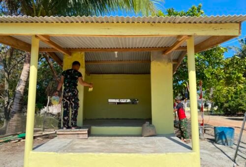 Renovasi Poskamling di TMMD ke-129 Kodim 0413/Bangka Mencapai Tahap Akhir Pengecatan