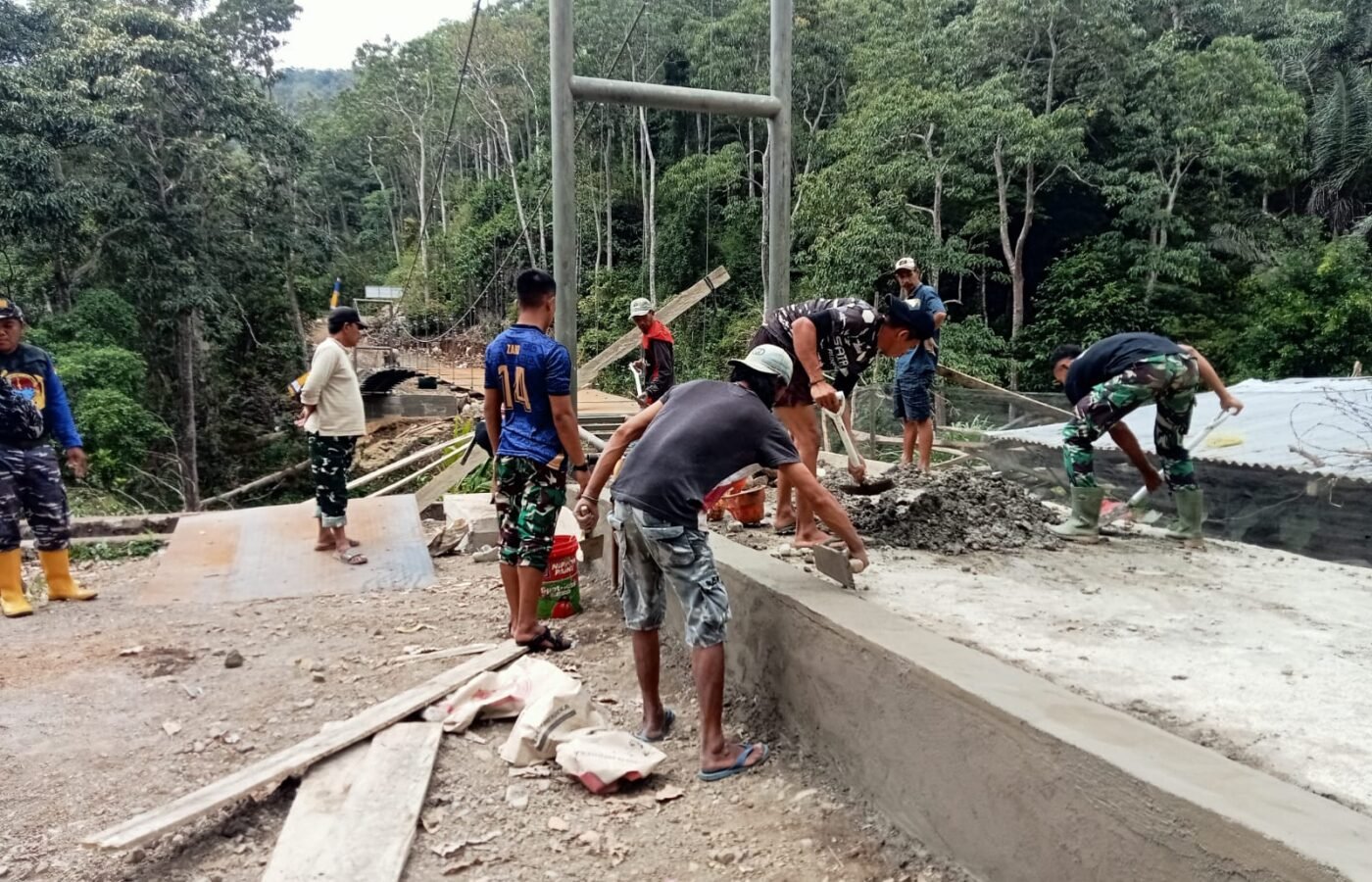 Pembangunan Jembatan Gantung TMMD ke-129 Dipimpin Kapten Inf. Eko S Bersama Warga