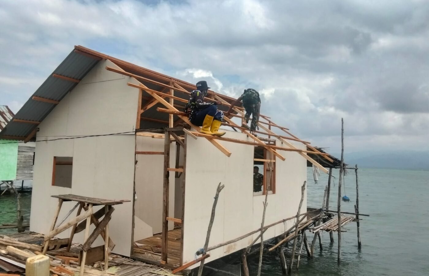Progres Renovasi RTLH Nardianto, Atap dan Dinding Kalsiboard Mulai Dipasang