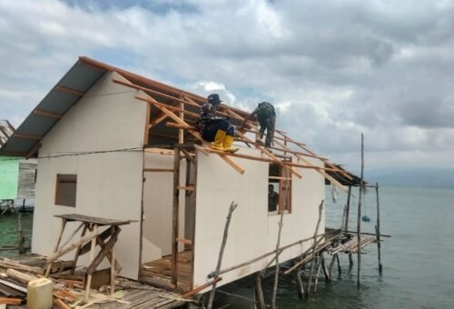 Progres Renovasi RTLH Nardianto, Atap dan Dinding Kalsiboard Mulai Dipasang