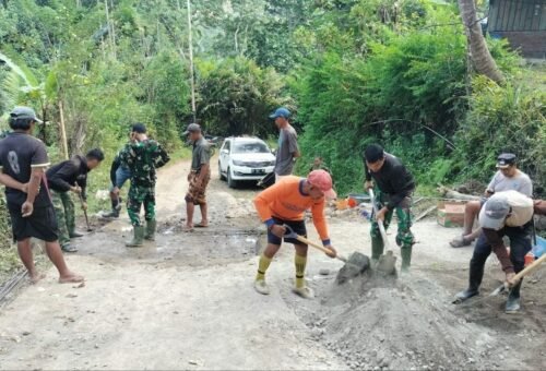 Kegiatan Serma Abidin dalam Peningkatan Fasilitas Dekker di Titik 5 untuk TMMD ke-129